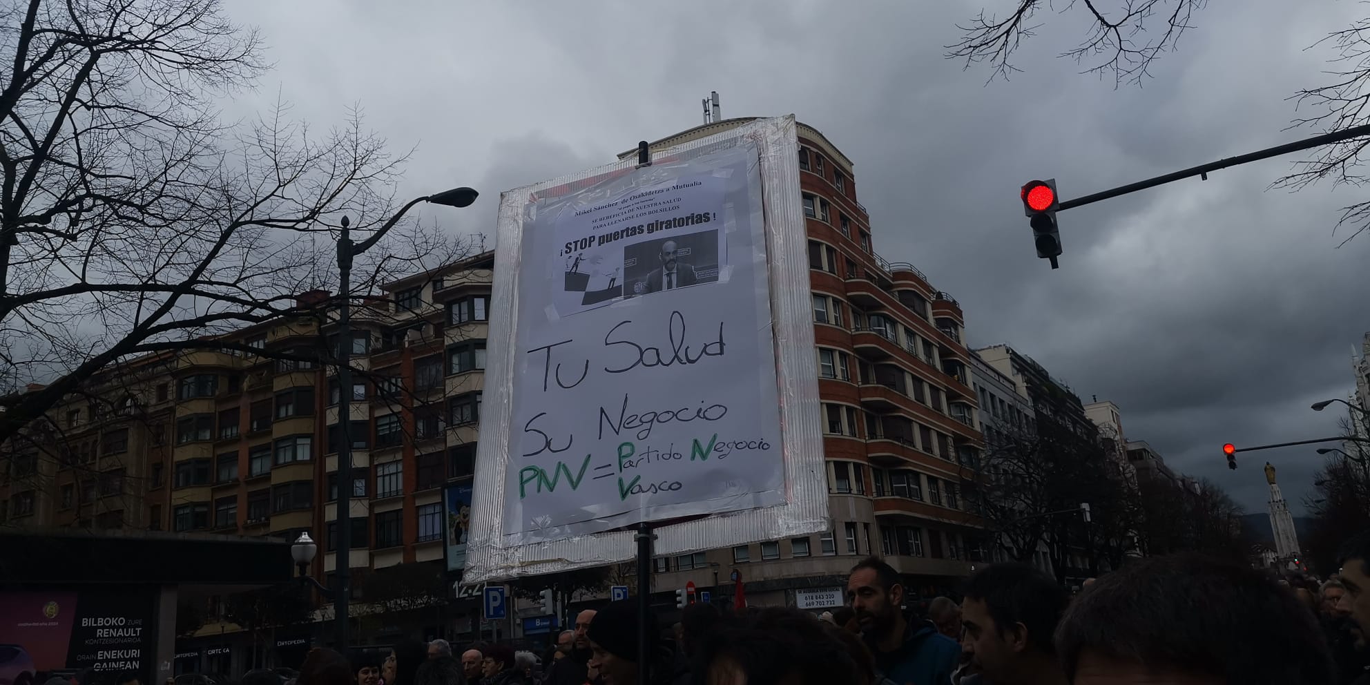 Pancarta en la movilización de OPA Herri Plataformak en Bilbao. Pancarta en la movilización de OPA Herri Plataformak en Bilbao.