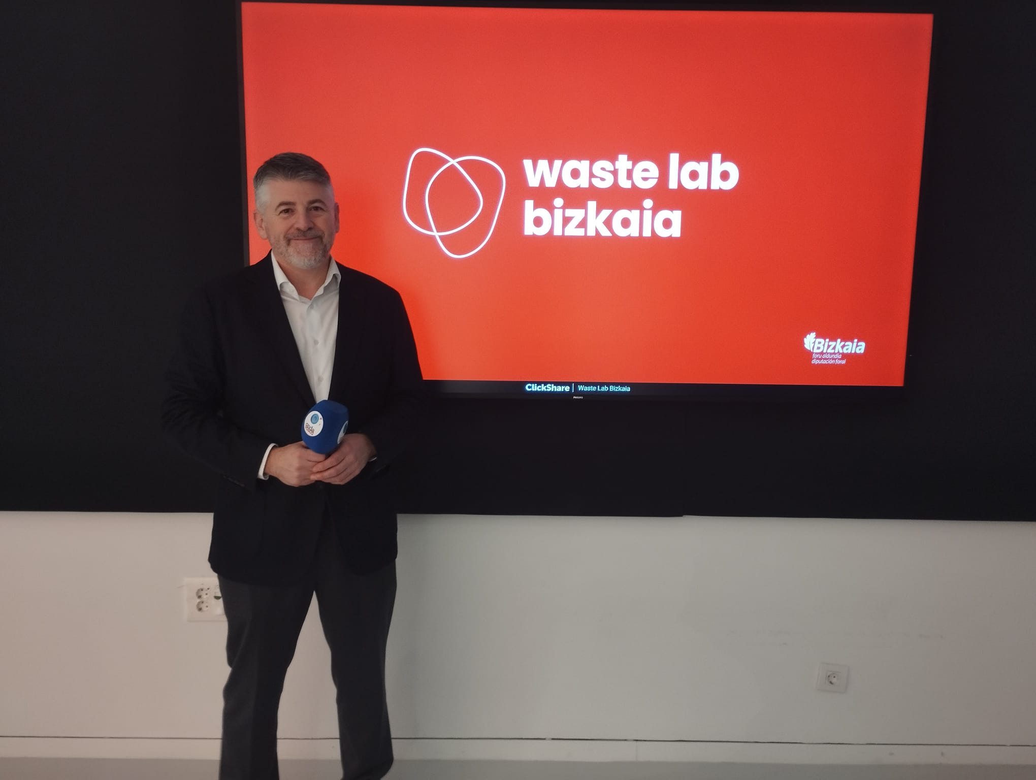 Joaquín Pérez Viota, presidente de AEVERSU, en el Waste Lab Bizkaia de Derio.