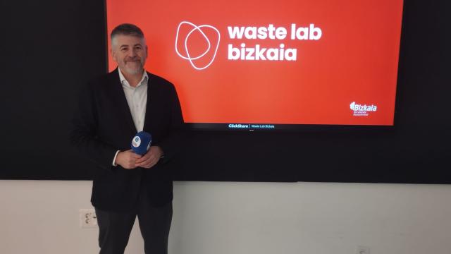 Joaquín Pérez Viota, presidente de AEVERSU, en el Waste Lab Bizkaia de Derio.
