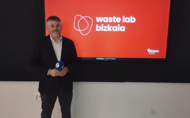 Joaquín Pérez Viota, presidente de AEVERSU, en el Waste Lab Bizkaia de Derio.