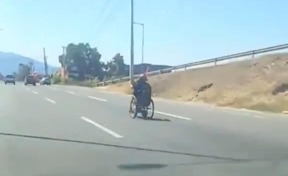 Captura de pantalla del vídeo del hombre circulando a 90km/h por la autopista en silla de ruedas.