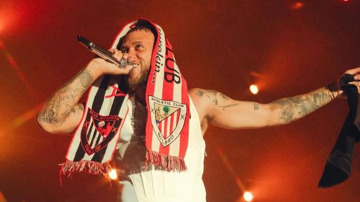 El cantante Jhayco con la bufanda del Athletic durante su concierto en Barcelona.