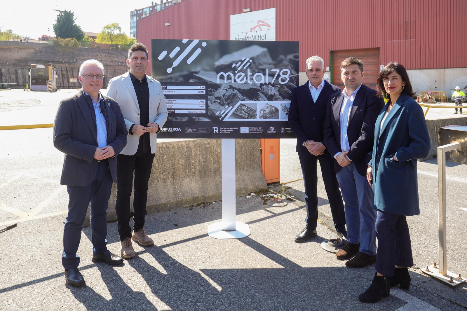 Visita institucional al antiguo pabellón de Arcelor donde se instalará 'Bidasoa Metal 78'