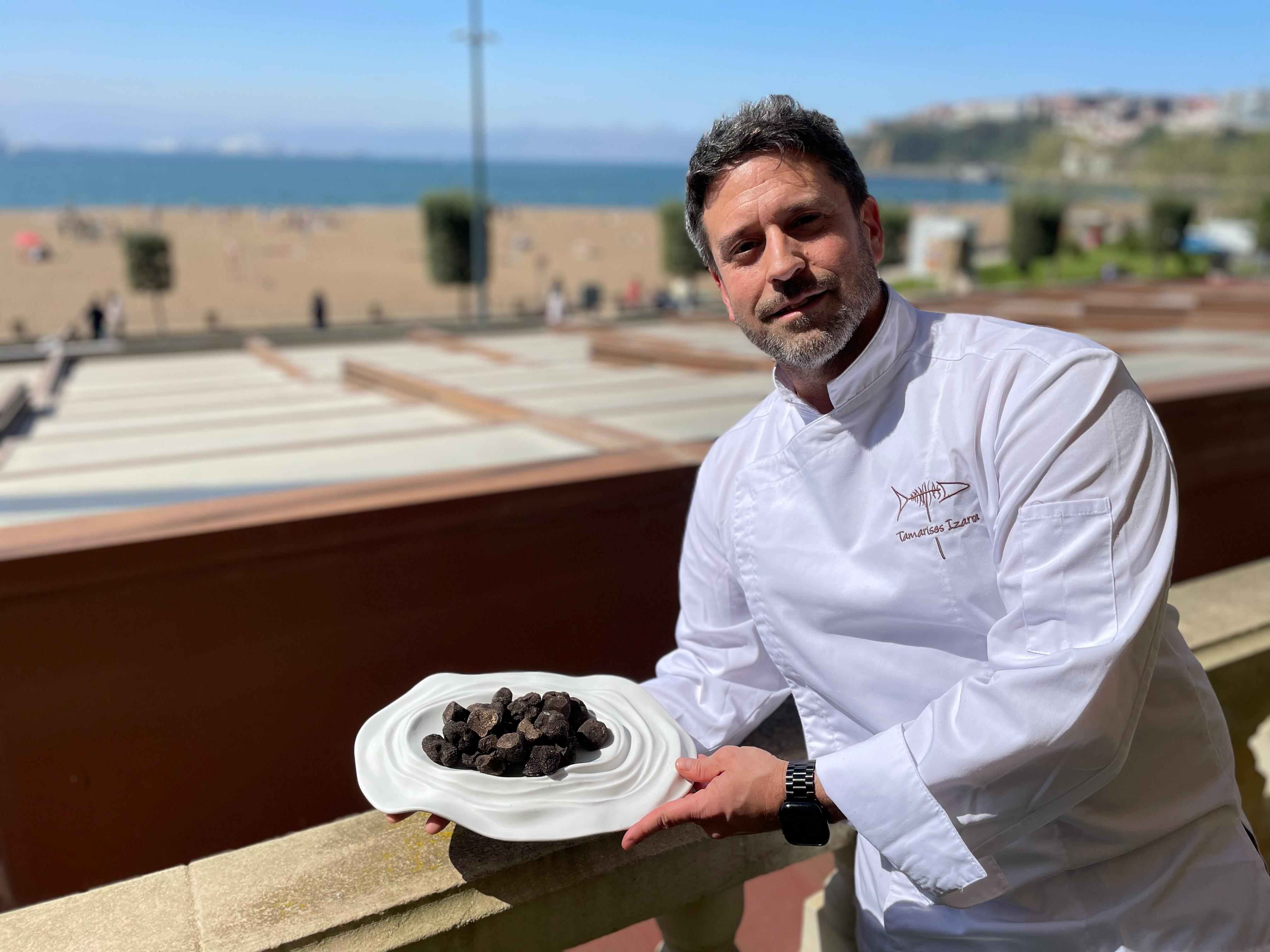 Javier Izarra con trufas negras Javier Izarra con trufas negras
