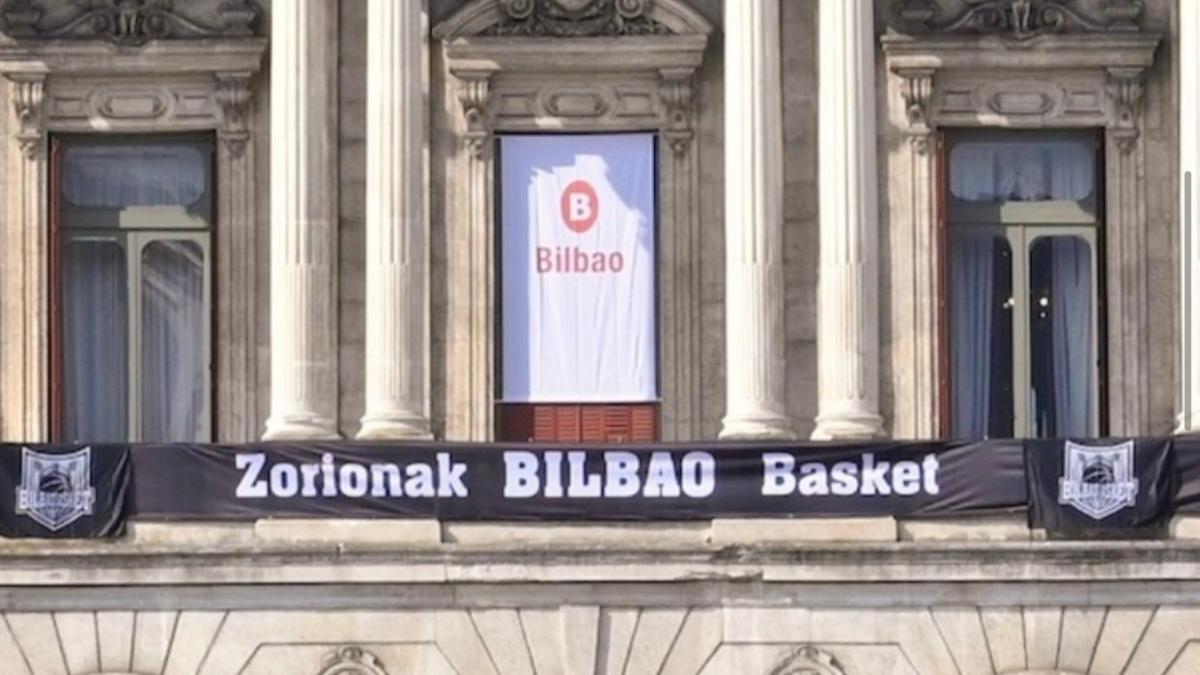 Balcón del Ayuntamiento de Bilbao con la bandera del Bilbao Basket. BILBAOBASKET.BIZ