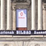 Balcón del Ayuntamiento de Bilbao con la bandera del Bilbao Basket. BILBAOBASKET.BIZ