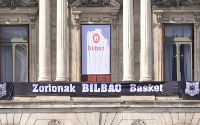 Balcón del Ayuntamiento de Bilbao con la bandera del Bilbao Basket. BILBAOBASKET.BIZ Balcón del Ayuntamiento de Bilbao con la bandera del Bilbao Basket. BILBAOBASKET.BIZ