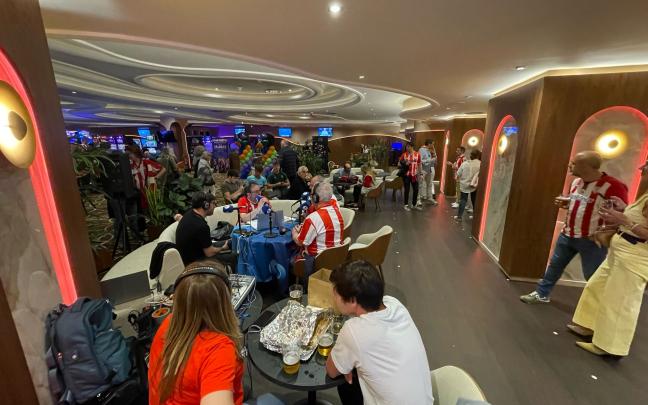 Interior del Luckia Casino Bilbao durante la retransmisión del partido.