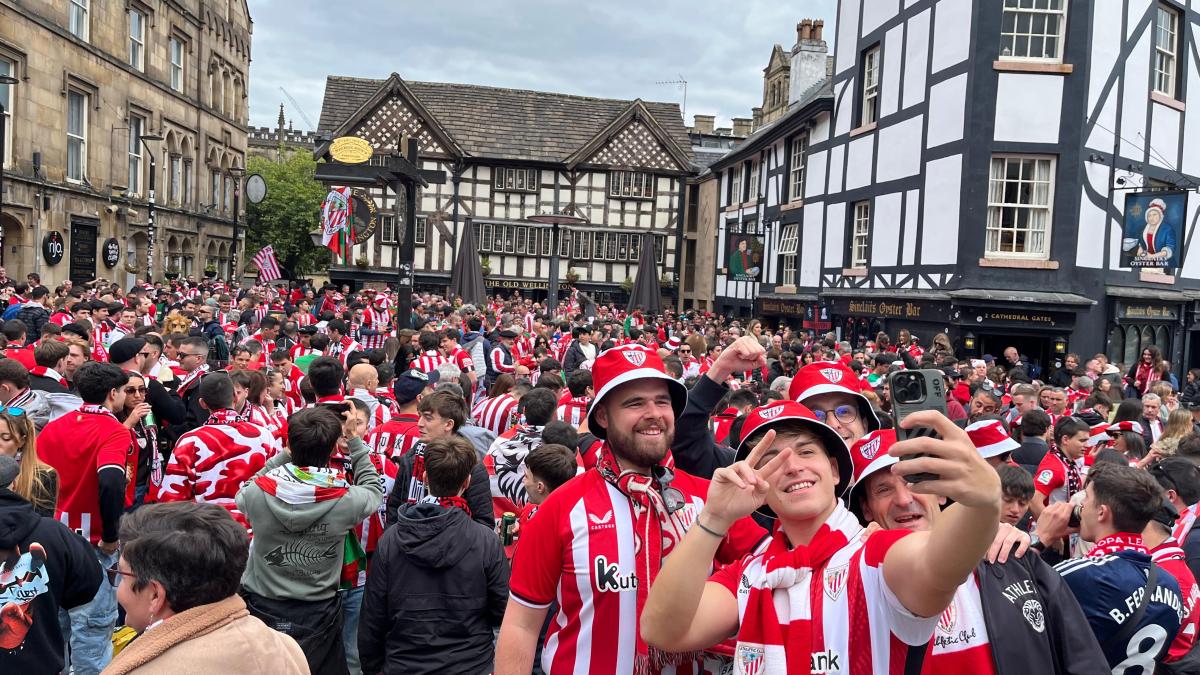 Aficionados del Athletic Club ayer en las calles de Manchester