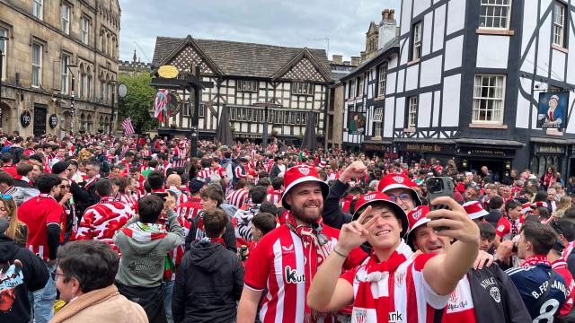 Aficionados del Athletic Club en las calles de Manchester. Aficionados del Athletic Club en las calles de Manchester.
