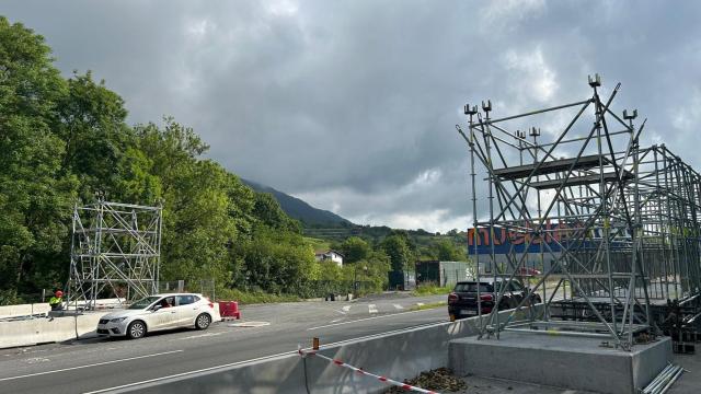 Obras en la GI-636 en Gaintxurizketa donde se colocará la pasarela peatonal provisional / Diputación de Gipuzkoa Obras en la GI-636 en Gaintxurizketa donde se colocará la pasarela peatonal provisional / Diputación de Gipuzkoa