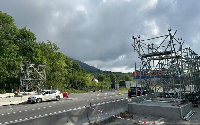Obras en la GI-636 en Gaintxurizketa donde se colocará la pasarela peatonal provisional / Diputación de Gipuzkoa