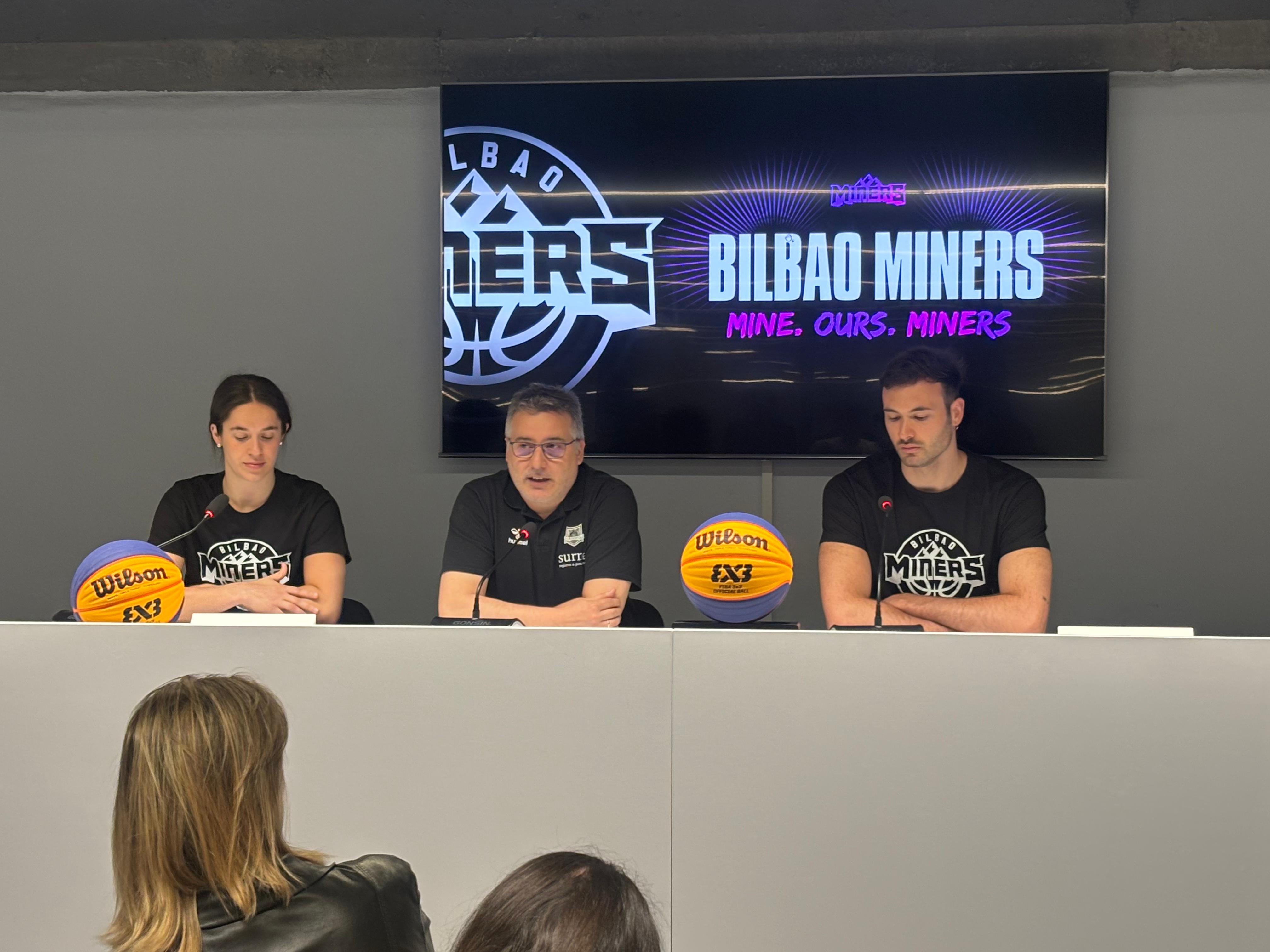 Rafa Pueyo, Itziar Ariztimuño y Unai Mendikote durante la presentación del Bilbao Miners. Foto: Onda Vasca