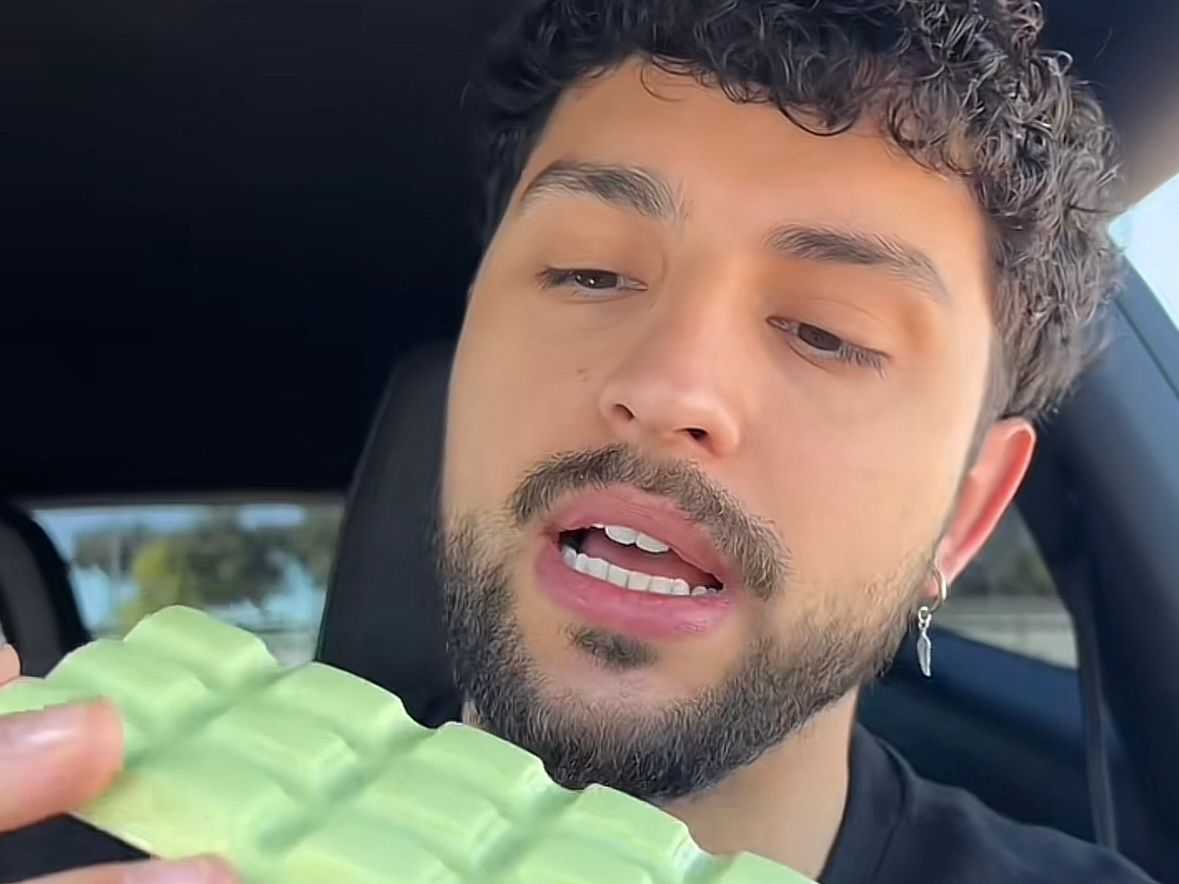 Mario Baeza comiendo chocolate de Dubái. TIKTOK: @MARIO_BAEZA