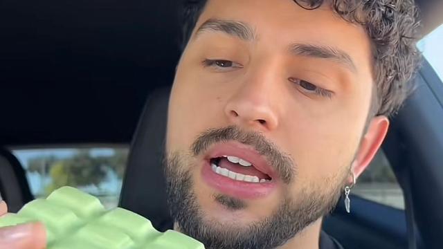 Mario Baeza comiendo chocolate de Dubái. TIKTOK: @MARIO_BAEZA Mario Baeza comiendo chocolate de Dubái. TIKTOK: @MARIO_BAEZA