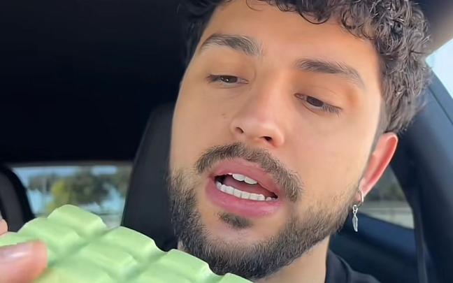 Mario Baeza comiendo chocolate de Dubái. TIKTOK: @MARIO_BAEZA
