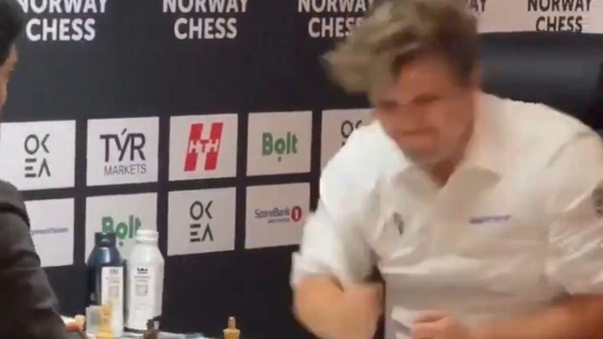 Enfado de Magnus Carlsen durante una partida de ajedrez. X: @NORWAYCHESS