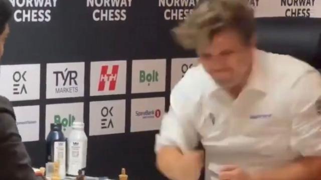 Enfado de Magnus Carlsen durante una partida de ajedrez. X: @NORWAYCHESS Enfado de Magnus Carlsen durante una partida de ajedrez. X: @NORWAYCHESS