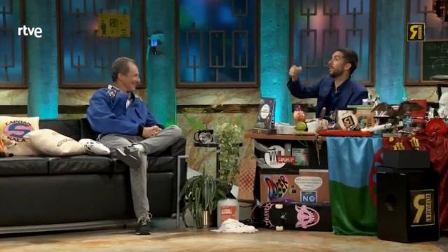 Pedro Duque y David Broncano en La Revuelta. X: @LAREVUELTA_TVE Pedro Duque y David Broncano en La Revuelta. X: @LAREVUELTA_TVE