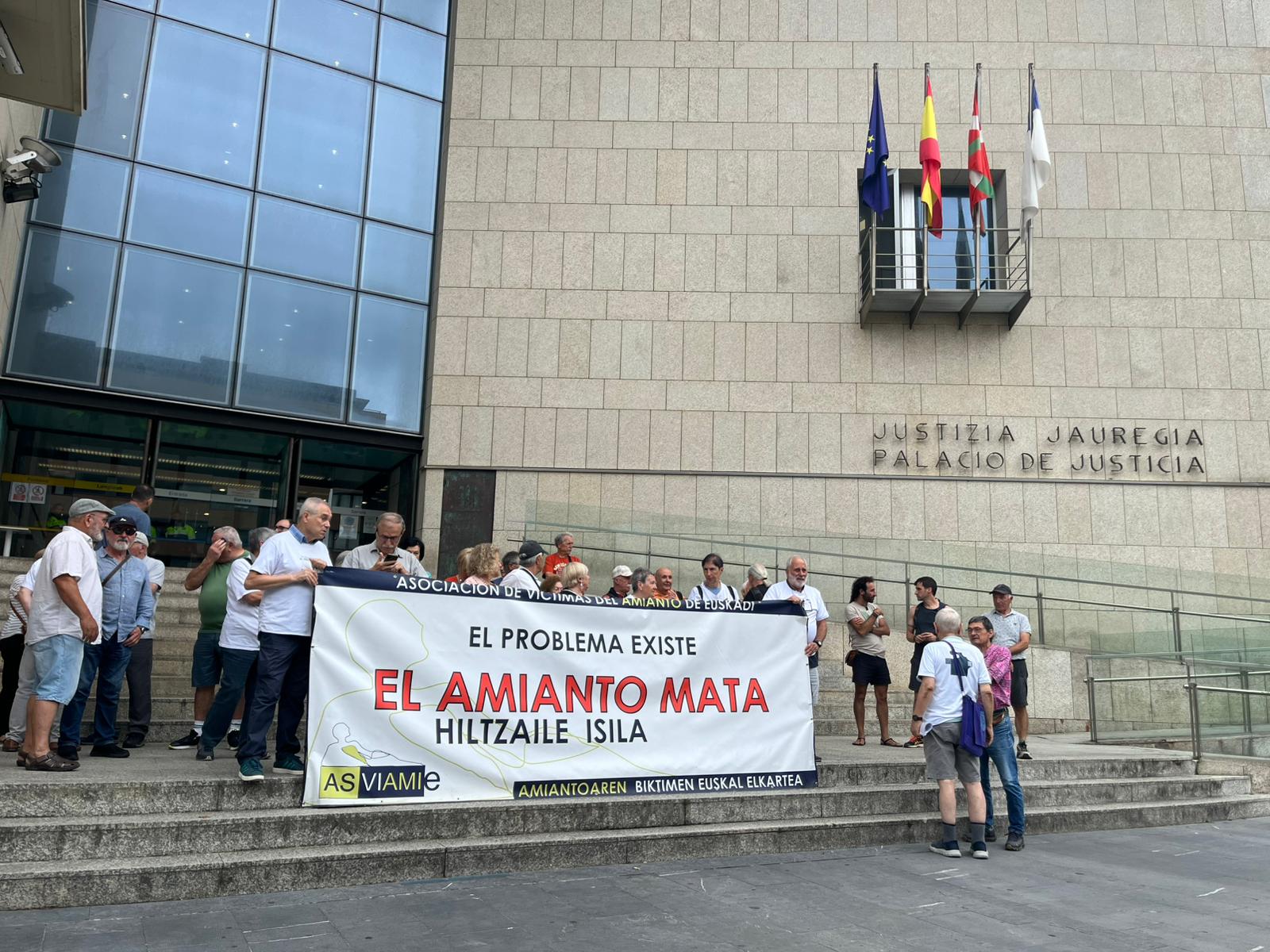 Concentración de Asviamie frente al juzgado de Donostia