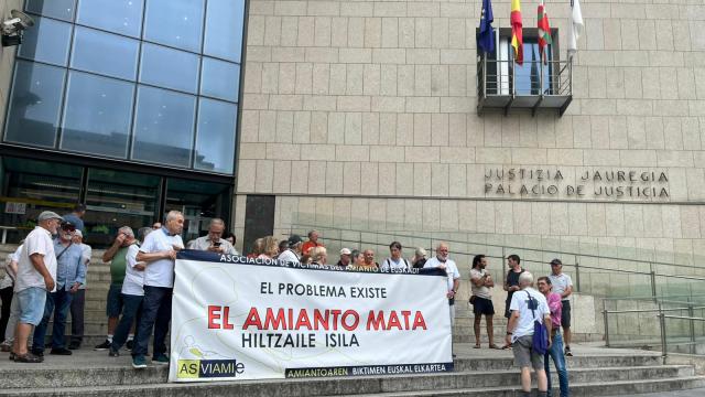 Concentración de Asviamie frente al juzgado de Donostia Concentración de Asviamie frente al juzgado de Donostia