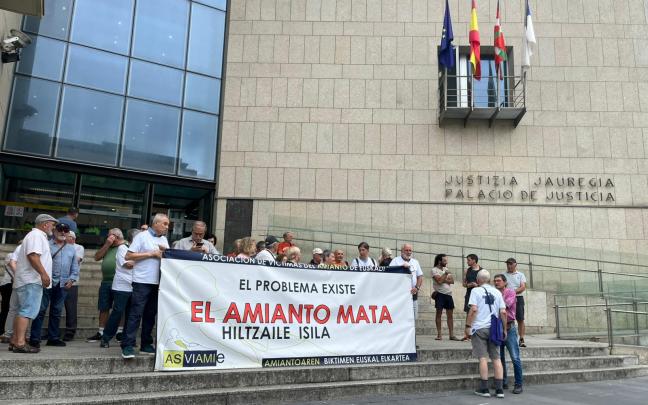 Concentración de Asviamie frente al juzgado de Donostia