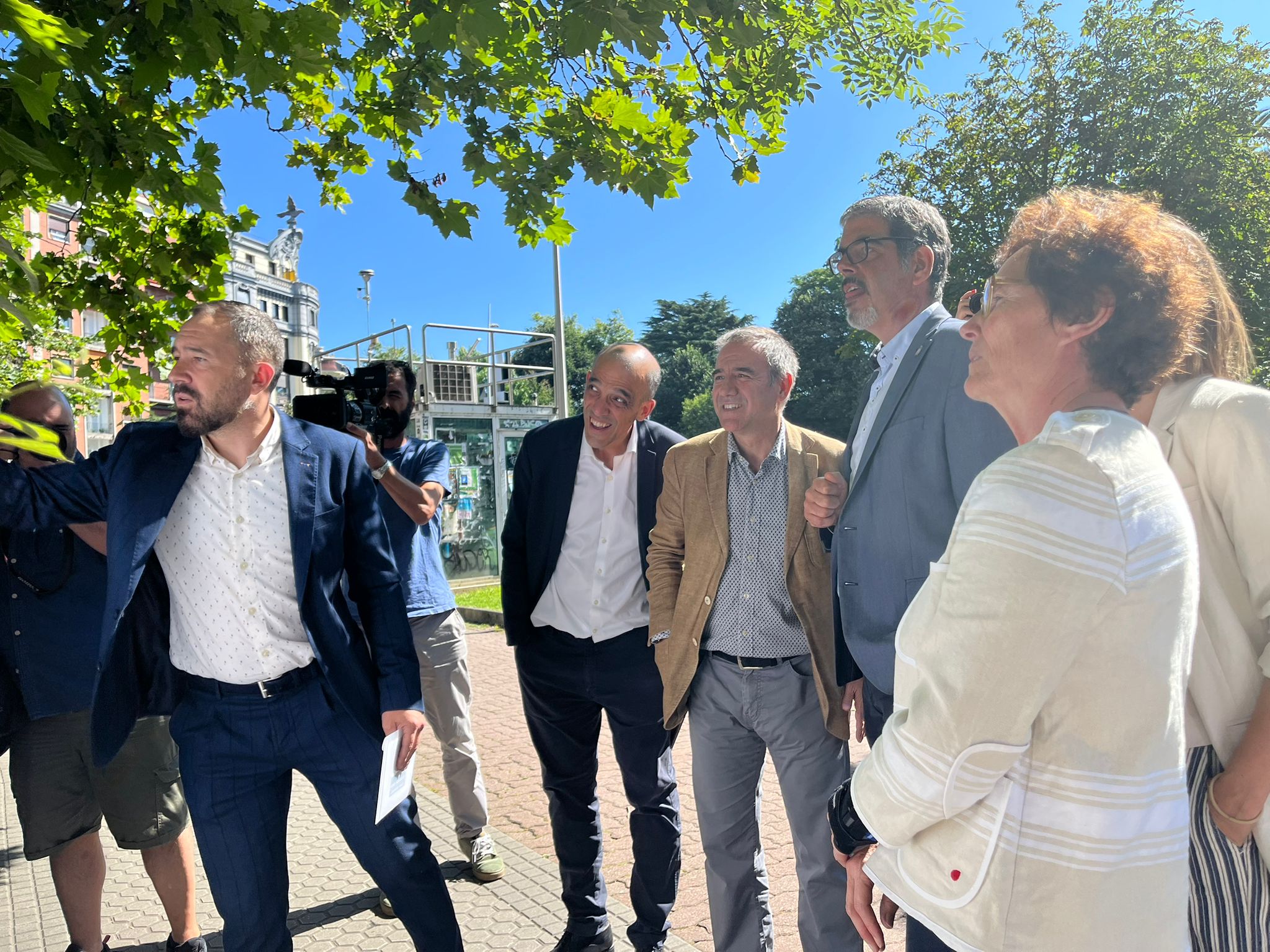 Eneko Goia y Denis Itxaso han visitado esta mañana la playa de vías de Amara