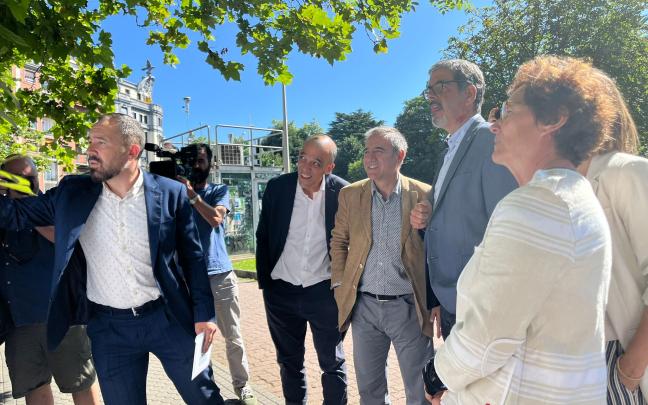 Eneko Goia y Denis Itxaso han visitado esta mañana la playa de vías de Amara