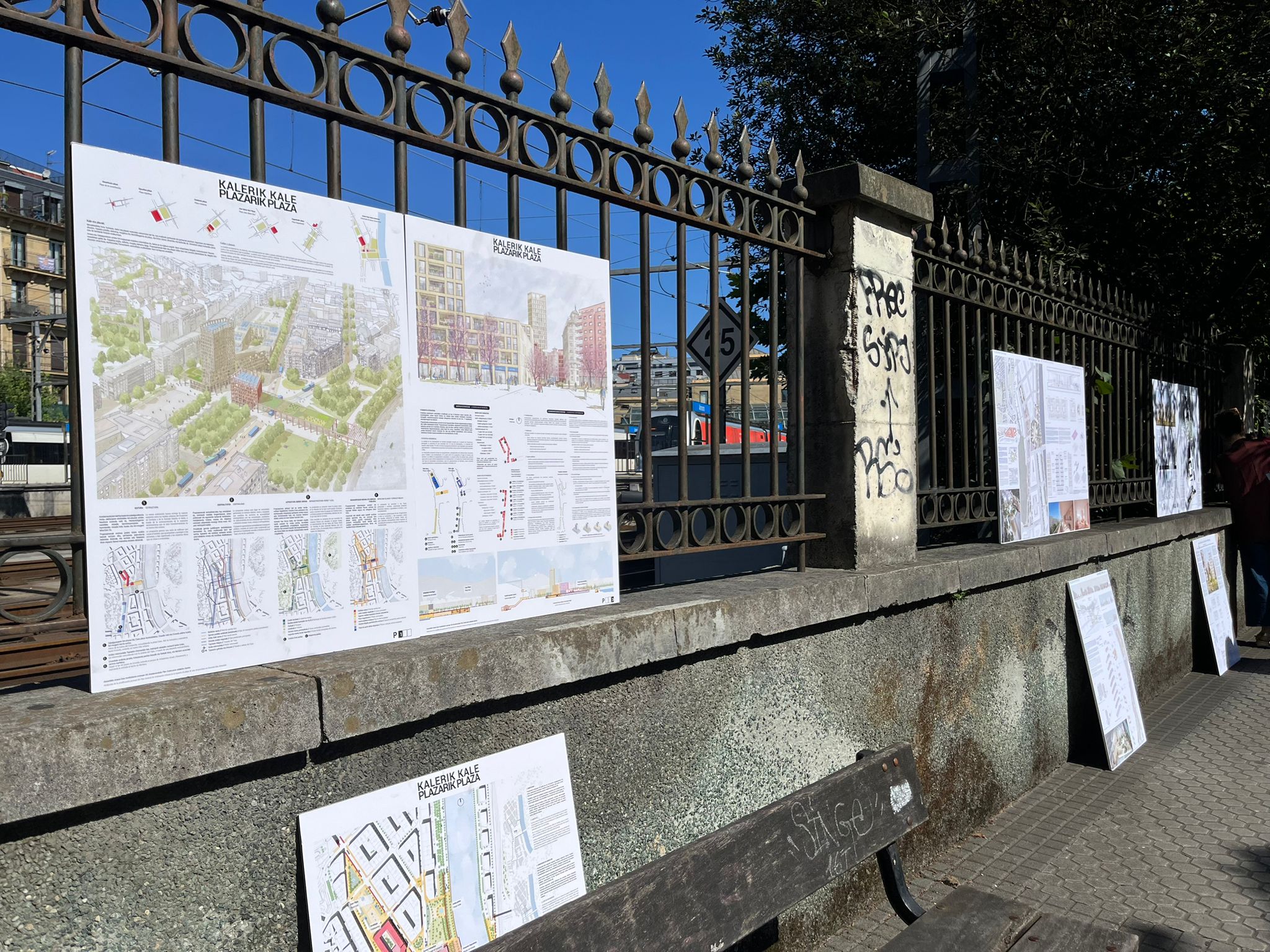Uno de los proyectos de la playa de vías expuesto frente a la estación de Amara