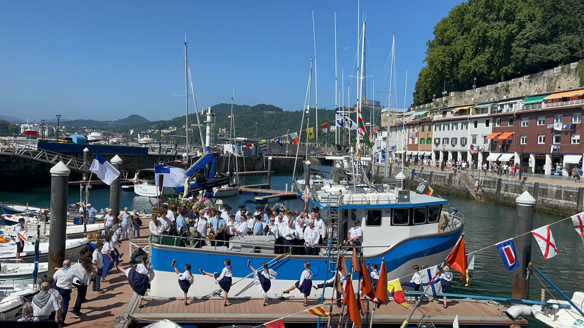 Dantzas en honor a la Virgen del Carmen