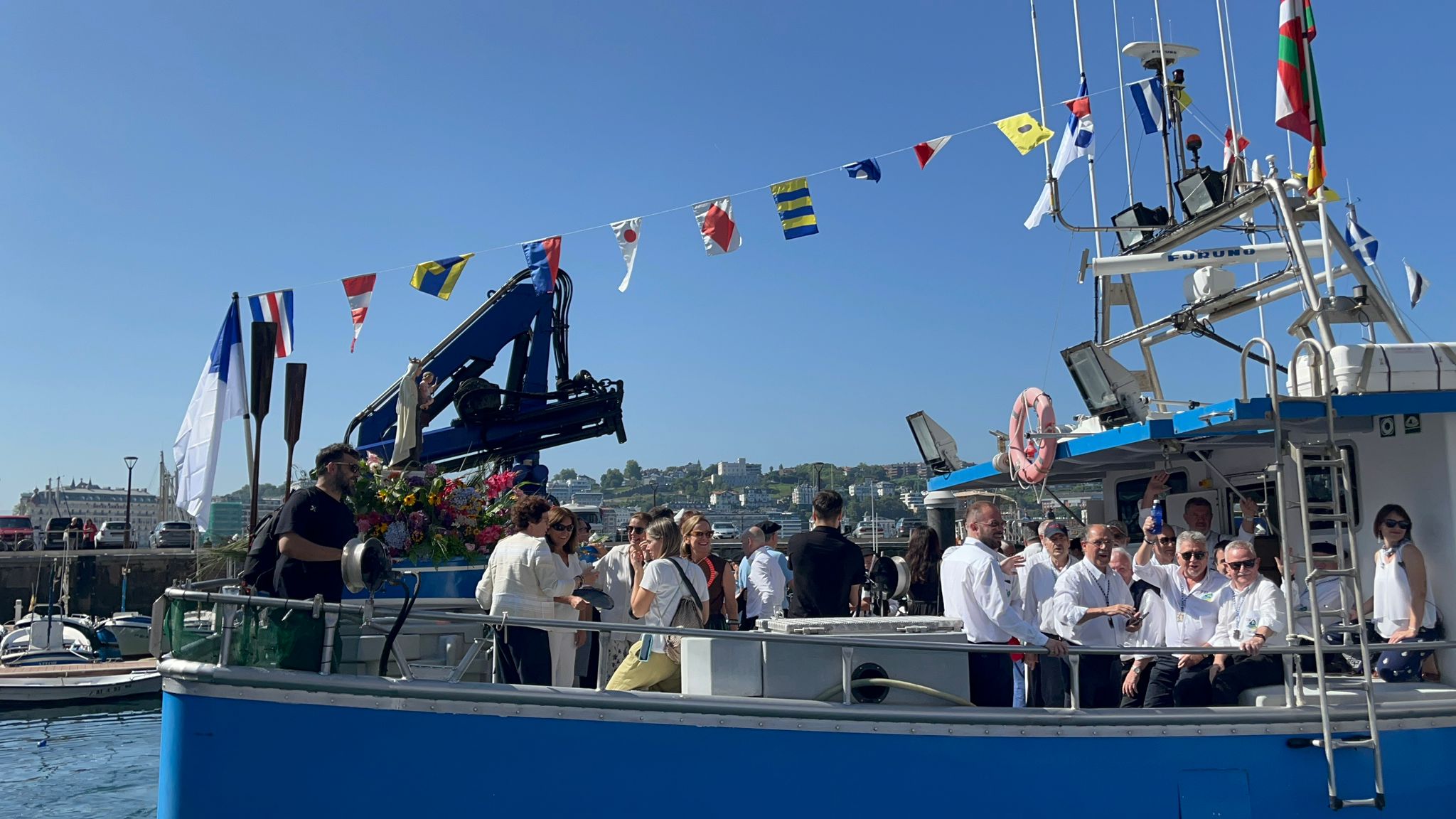 La Virgen del Carmen preparada para salir en procesión por la Bahía de la Concha