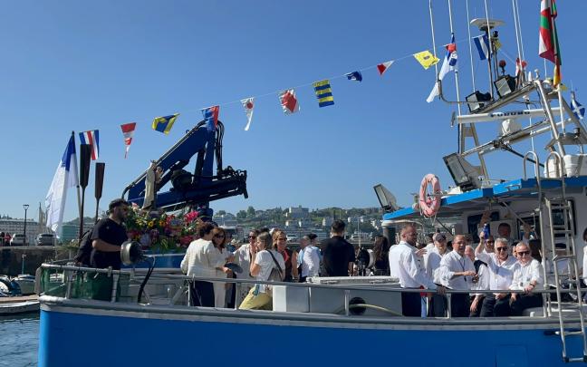 La Virgen del Carmen preparada para salir en procesión por la Bahía de la Concha