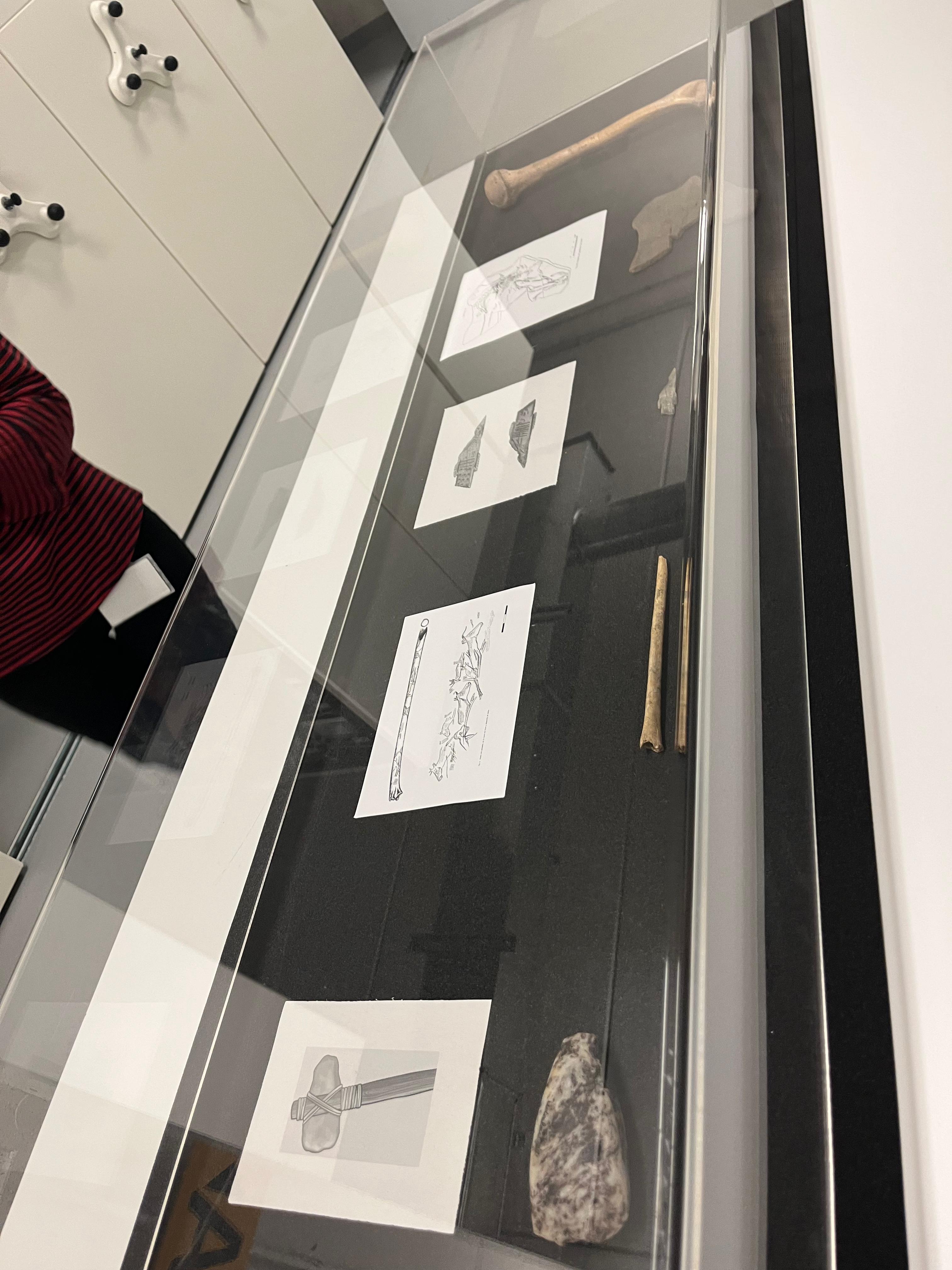 Hueso de Torre, Plaqueta de Ekain y Hueso de Lezetxiki