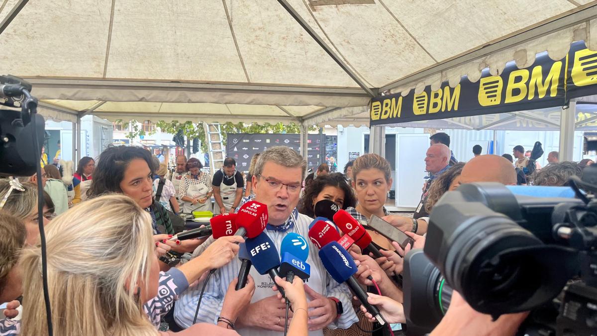 El alcalde de Bilbao, Juan Mari Aburto, atiende a los medios de comunicación en la Aste Nagusia