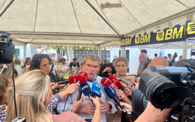 El alcalde de Bilbao, Juan Mari Aburto, atiende a los medios de comunicación en la Aste Nagusia
