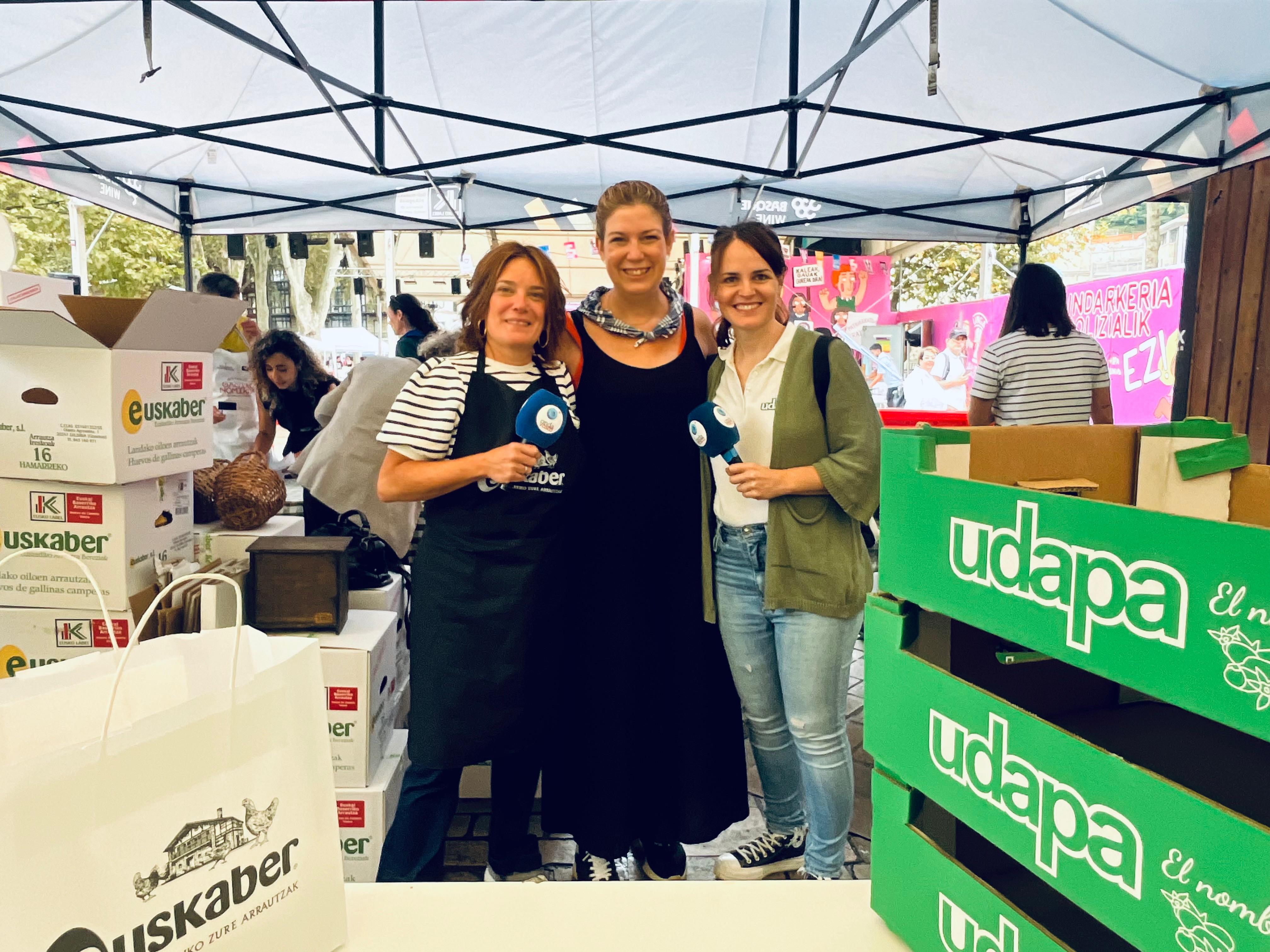 Karmele Pikabea de Euskaber y Naiara López de Uralde de Urapa en el concurso de tortllas de Aste Nagusia