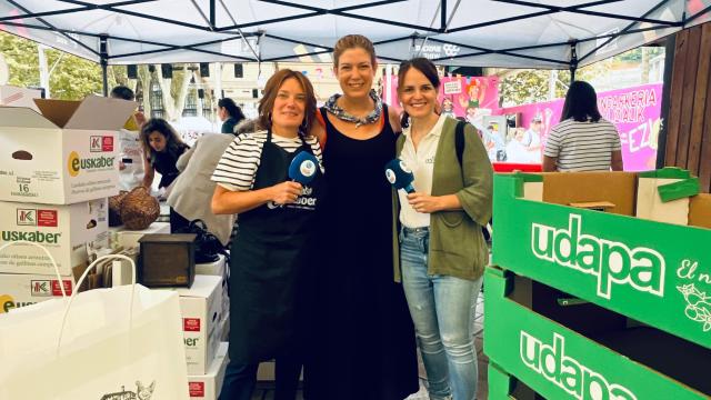 Karmele Pikabea de Euskaber y Naiara López de Uralde de Urapa en el concurso de tortllas de Aste Nagusia