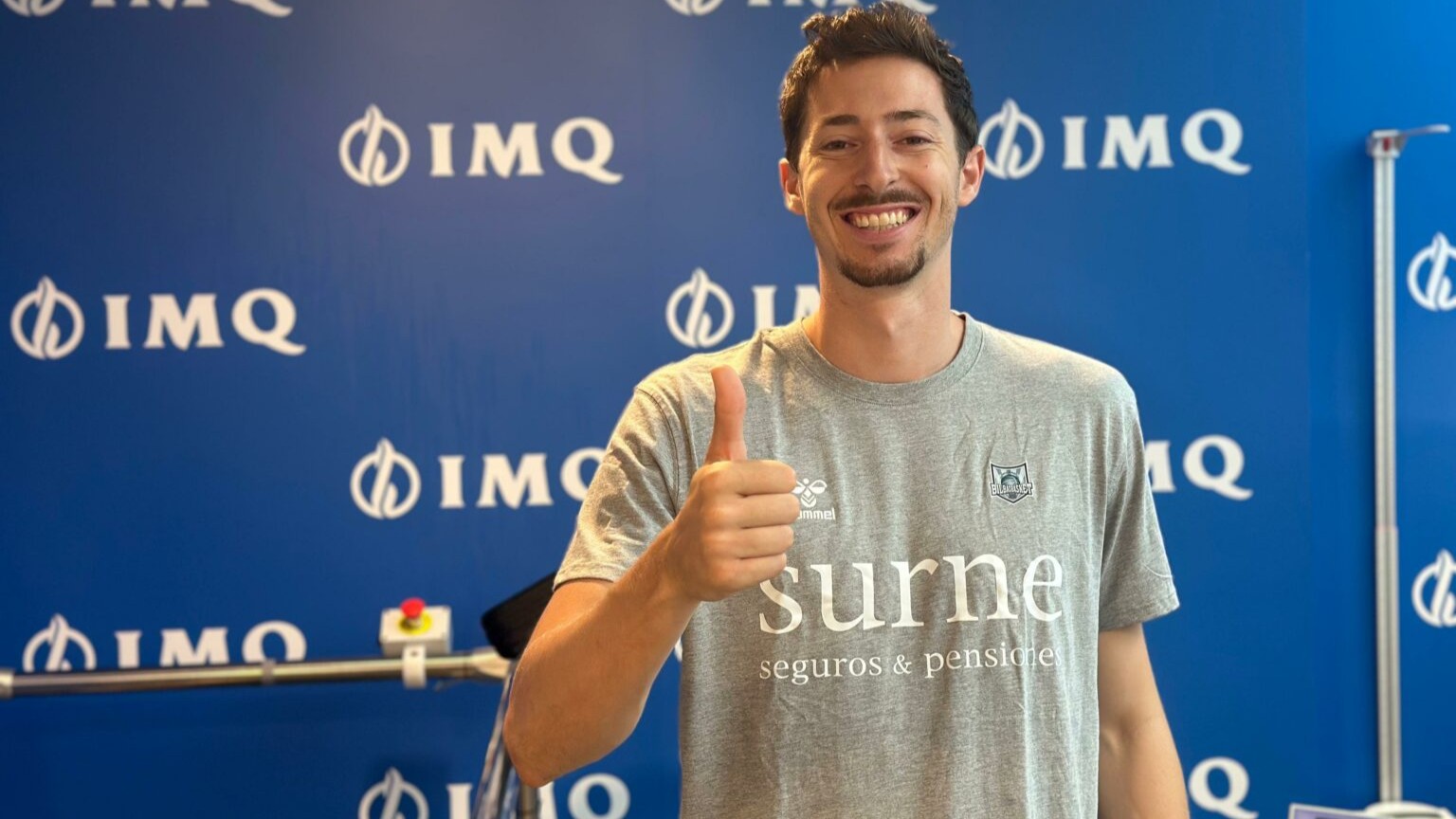 Aleix Font, el día que la plantil,a de negro pasó los reconocimientos médicos. / BILBAO BASKET