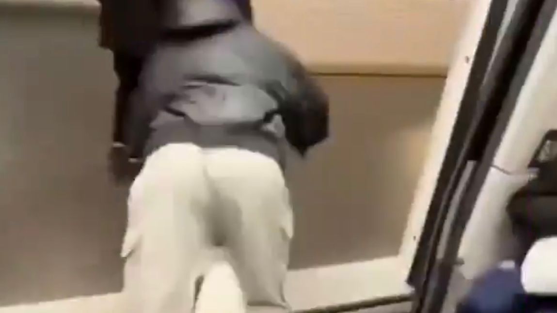Captura de pantalla del vídeo en el que echan a un inmigrante de un metro