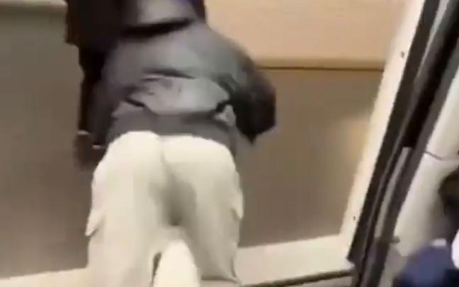 Captura de pantalla del vídeo en el que echan a un inmigrante de un metro