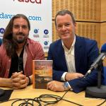 Andrés Suárez en los estudios de Onda Vasca