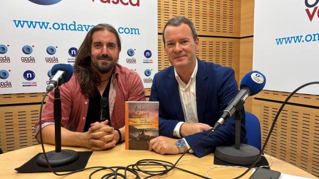 Andrés Suárez en los estudios de Onda Vasca
