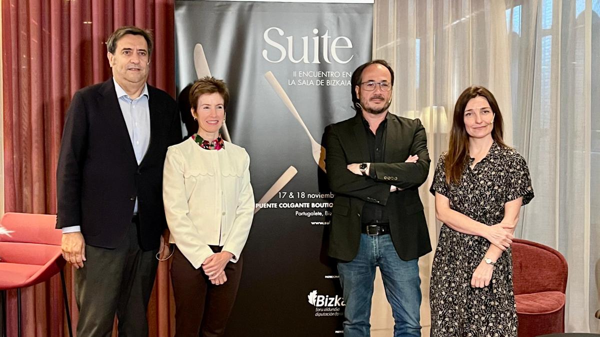 Igor Cubillo, director de Suite Bizkaia; junto con Sonia Pérez Ezquerra, diputada de Transportes, Movilidad y Turismo de la Diputación Foral de Bizkaia; José Luis Alciturri, director de Transformación y Productividad de BBVA; y Lara Martín, gerente y directora del restaurante Mina (Bilbao)