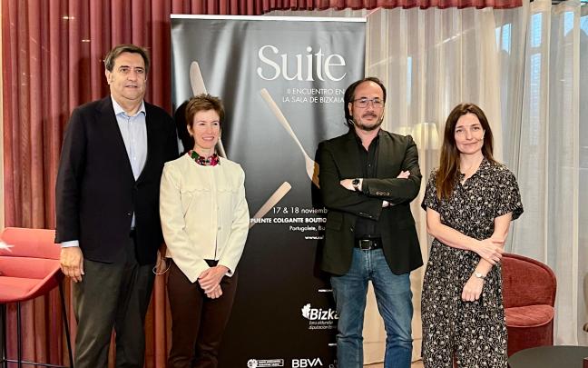 Igor Cubillo, director de Suite Bizkaia; junto con Sonia Pérez Ezquerra, diputada de Transportes, Movilidad y Turismo de la Diputación Foral de Bizkaia; José Luis Alciturri, director de Transformación y Productividad de BBVA; y Lara Martín, gerente y directora del restaurante Mina (Bilbao)