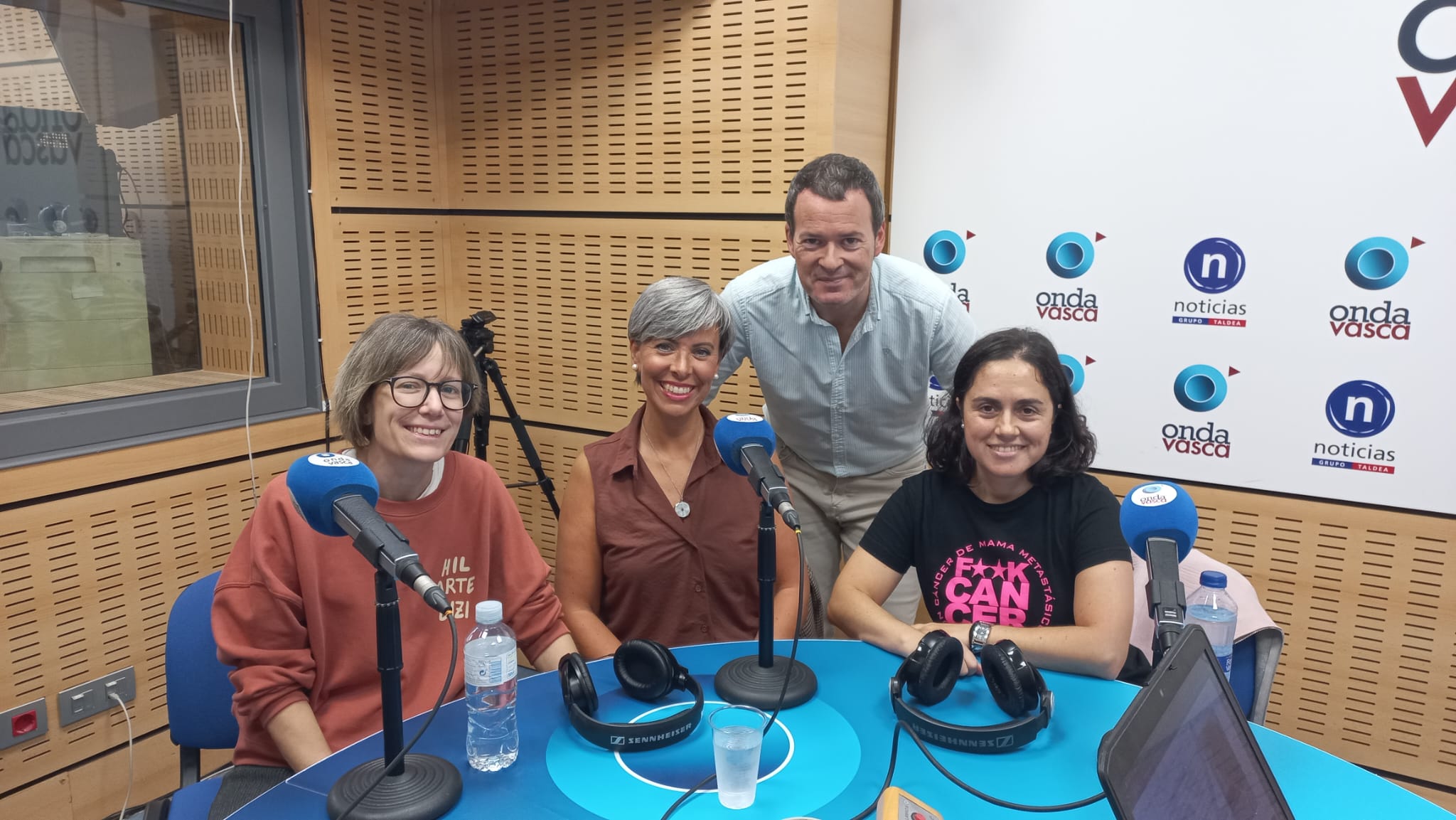 Las pacientes de cáncer de mama metastásico Leire Sañudo, Ana Jiménez e Izaskun González entrevistadas en Onda Vasca. ONDA VASCA