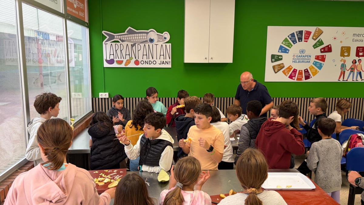 Alumnos elaboran brochetas de frutas en los talleres sensoriales organizados por Mercabilbao. ONDA VASCA