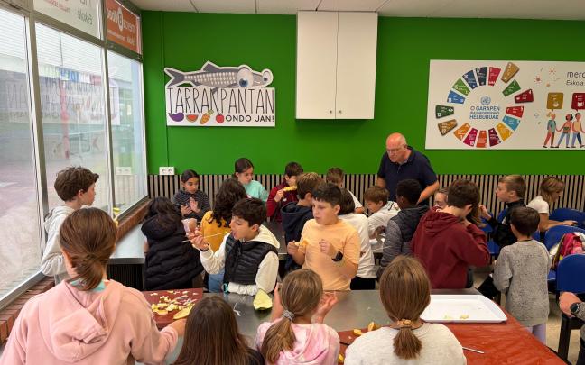 Alumnos elaboran brochetas de frutas en los talleres sensoriales organizados por Mercabilbao. ONDA VASCA