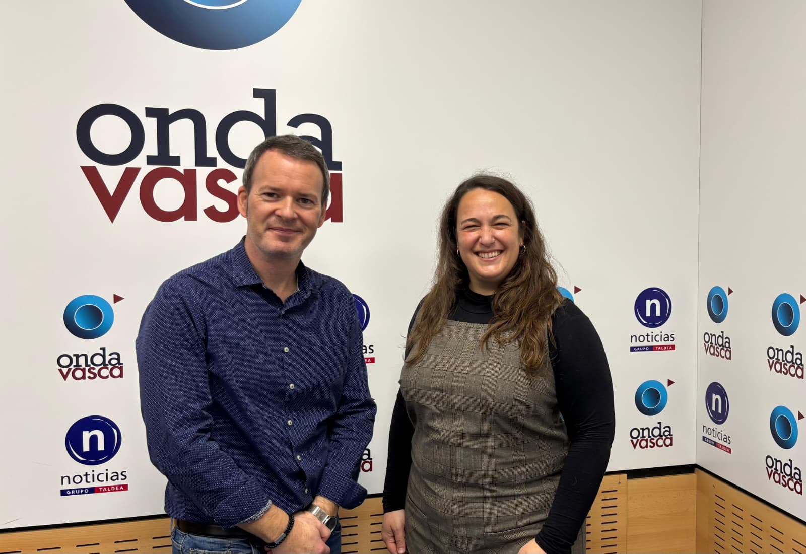 Entrevista a Laura Matemáticas en los estudios de Onda Vasca