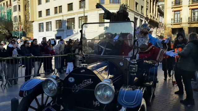 Los Reyes Magos han paseado esta mañana en coche descapotable por Donostia