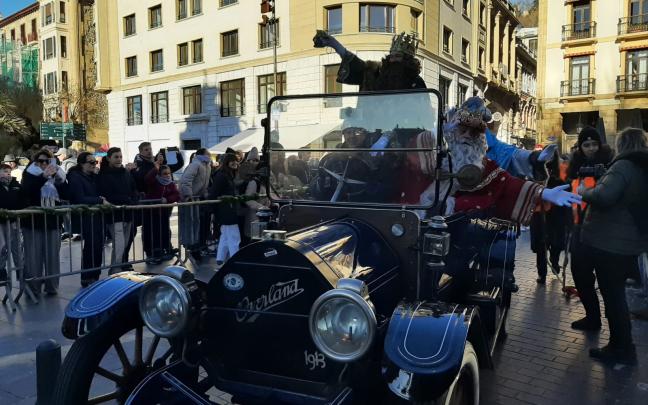 Los Reyes Magos han paseado esta mañana en coche descapotable por Donostia